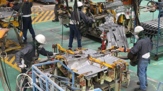 Trabajadores de una planta de ensamblaje de vehículos, en Ecuador, el 8 de noviembre de 2022. 