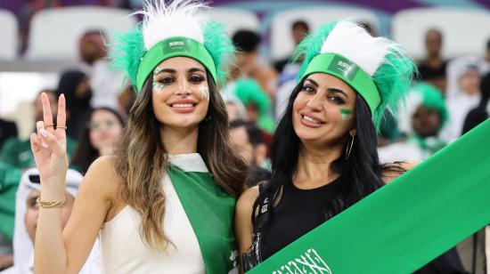 Hinchas de Arabia Saudita posan antes del partido ante México en el Mundial de Qatar, el 30 de noviembre de 2022.