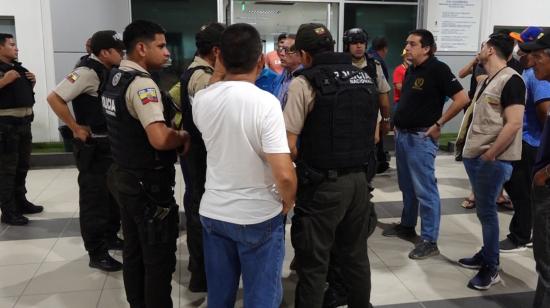 Agentes de la Policía resguardan el ingreso al hospital de Chone, atacado por sicarios el 27 de noviembre de 2022. 