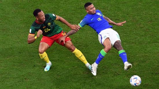 Enzo Ebosse y Gabriel Jesús en el partido de Camerún ante Brasil el 2 de diciembre de 2022.