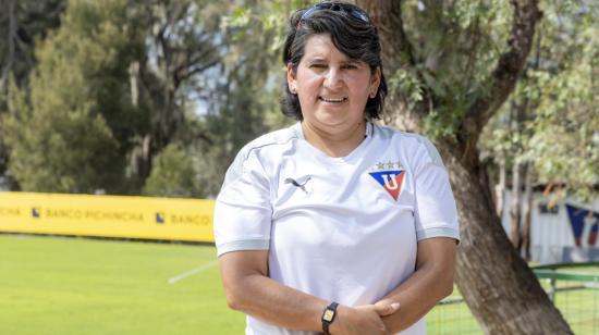 Jeny Herrera atiende una entrevista con Primicias en el Complejo Deportivo de Liga de Quito, en noviembre de 2022.