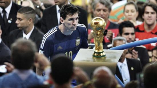 Lionel Messi mira el trofeo de la Copa del Mundo después de perder la final de 2014 ante Alemania.