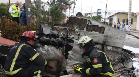 Imagen de los restos de la avioneta privada tipo Cessna C206, tras el accidente en un parque de la Alborada, norte de Guayaquil, el 18 de octubre de 2022.