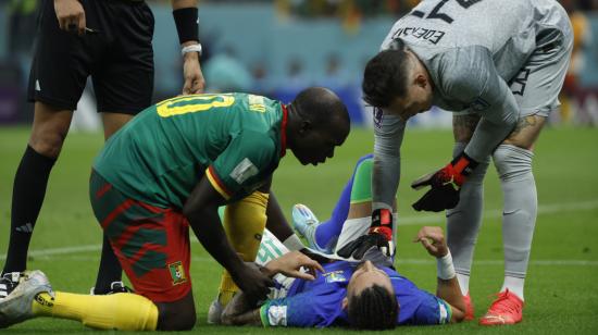 El brasileño Alex Telles cae al piso después de sufrir una lesión en el Mundial de Qatar, el 2 de diciembre de 2022.