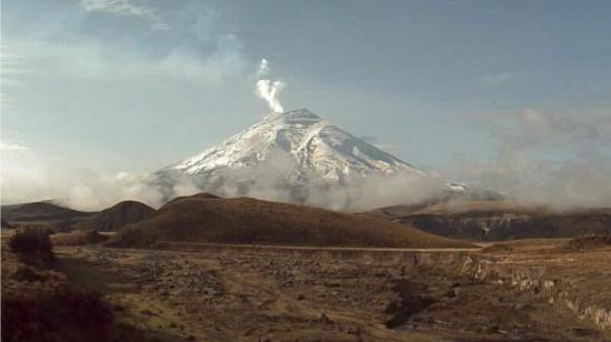 Imagen de monitoreo emisión de ceniza del volcán Cotopaxi. Quito, 3 de diciembre de 2022.