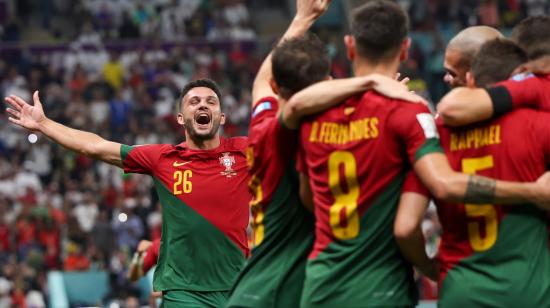 Gonçalo Ramos celebra con sus compañeros en el partido de Portugal ante Suiza, el 6 de diciembre de 2022.