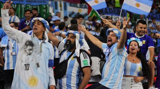 Hinchas argentinos alientan a su selección antes del partido ante Australia, el 3 de diciembre de 2022.