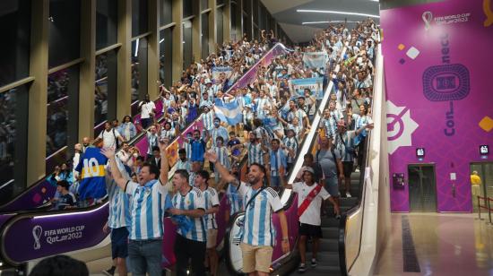 Miles de hinchas argentinos en una estación de metro en Doha, el 3 de diciembre de 2022.