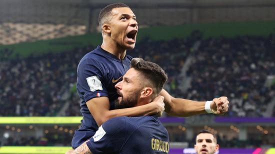 Kylian Mbappé y Olivier Giroud celebran en el partido de Francia ante Polonia, el 4 de diciembre de 2022.