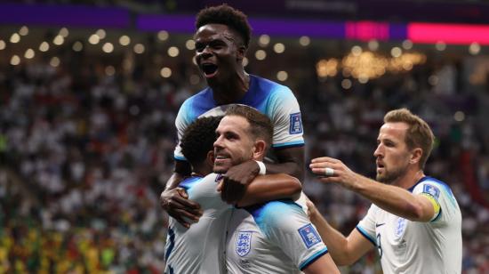 Los jugadores de Inglaterra festejan un gol ante Senegal, en el estadio Al Bayt, el 4 de diciembre de 2022.