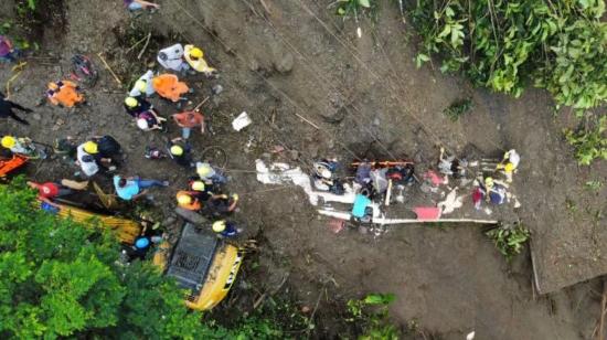 Imagen del bus de transporte intermunicipal que quedó sepultado con al menos 31 pasajeros, tras un deslave en el departamento colombiano de Risaralda, el 4 de diciembre de 2022.