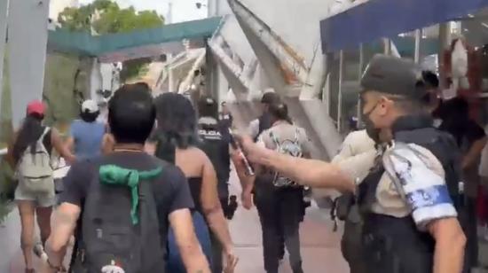 Momento en que un policía lanza gas a un activista LGTBI+ en el Malecón 2000 de Guayaquil, el 3 de diciembre de 2022.