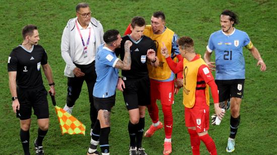 José María Giménez, Fernando Muslera, Sebastián Sofa y Edinson Cavani de Uruguay hablan con el árbitro Daniel Siebert después del partido del Grupo H de la Copa Mundial ante Ghana, el 2 de diciembre de 2022.