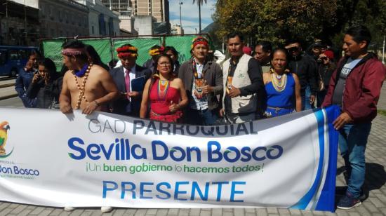 Representantes del Comité de cantonización de la parroquia Sevilla Don Bosco se manifiestan en Quito, 13 de octubre de 2022. 