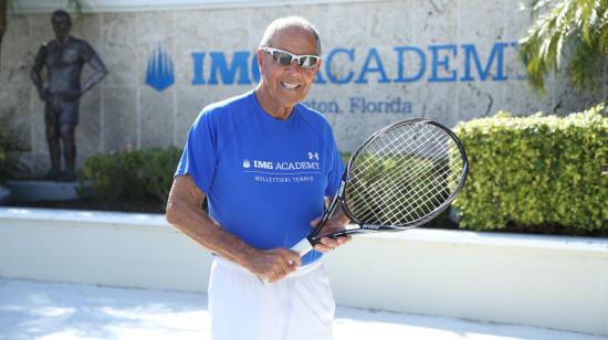 El entrenador Nick Bollettieri posa con una raqueta de tenis en julio de 2017.