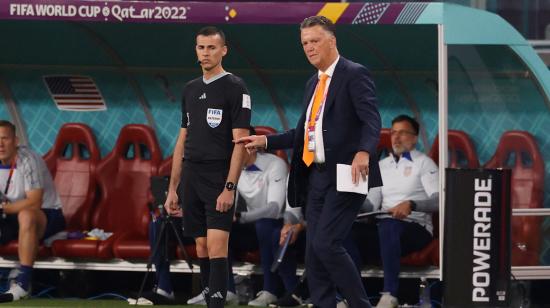 El entrenador Louis Van Gaal conversa con el cuarto árbitro Andrés Montante durante el partido de los octavos de final del Mundial entre los Países Bajos y Estados Unidos, el 3 de diciembre de 2022.