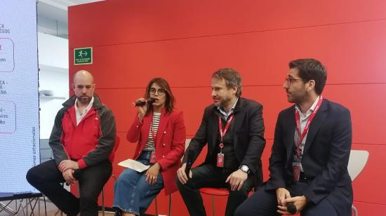 Rueda de Prensa de Avianca en Bogotá. Carolina Cortés, vicepresidenta de Comunicaciones de la aerolínea, el 6 de diciembre de 2022. Junto a ella, Adrián Neuhauser, CEO de Avianca (der).