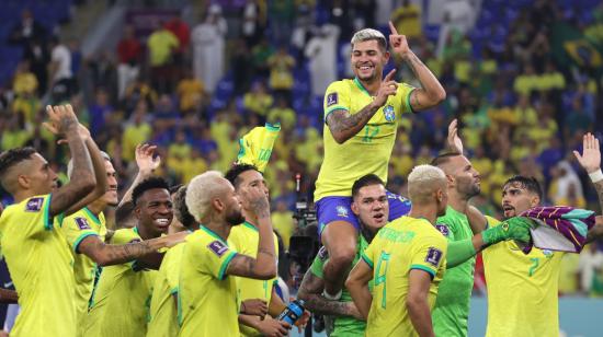 Los futbolistas brasileños festejan su triunfo ante Corea del Sur, el 5 de diciembre de 2022.