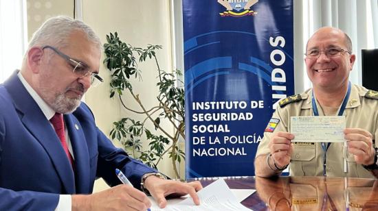 El 15 de noviembre de 2022, la Universidad Tecnológica Equinoccial entregó a Renato González, director General del Isspol, un pago por USD 3 millones.