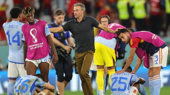 El entrenador Luis Enrique saluda a sus dirigidos después del partido ante Marruecos, el 6 de diciembre de 2022.