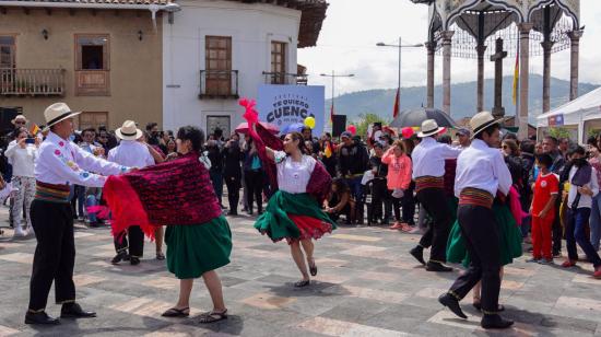 Personas celebran las fiestas por el feriado por la Independencia de Cuenca, en 2022.