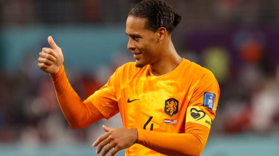 El jugador de Países Bajos, Virgil Van Dijk, levanta su dedo pulgar durante el partido de octavos de final del Mundial, ante Estados Unidos.