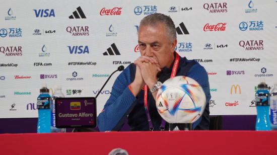 El entrenador Gustavo Alfaro durante una conferencia de prensa en el Mundial de Qatar 2022.