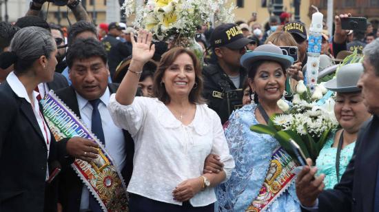 La presidenta de Perú, Dina Boluarte, participa en una procesión de la Virgen de la Inmaculada Concepción, en la Plaza de Armas de Lima, el 8 de diciembre de 2022.