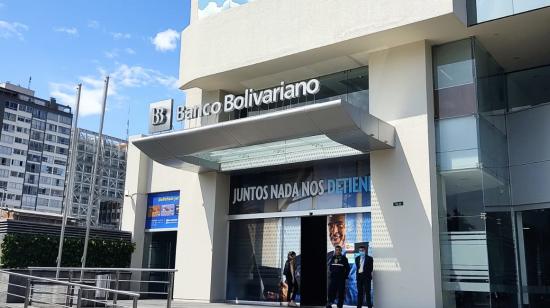 Imagen referencial de la agencia de un banco en el norte de Quito el 8 de diciembre de 2022.