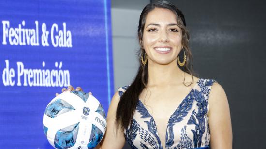 Valentina Rivadulla sostiene un balón en la gala de premiación de la Superliga femenina, en Quito, en octubre de 2022.