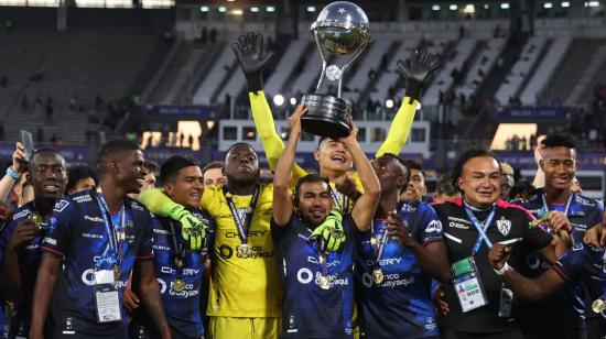 Los jugadores de IDV festejan el título de la Copa Sudamericana en Argentina, el 1 de octubre de 2022.