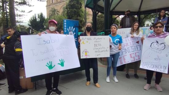 Pacientes y sus familiares protagonizan un plantón por la falta de médicos y medicinas en los hospitales del IESS en Cuenca, el 8 de diciembre de 2022.