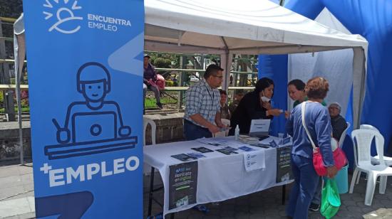 Personas en un stand sobre empleo del Ministerio de Trabajo, en Cayambe, el 24 de 2022. 