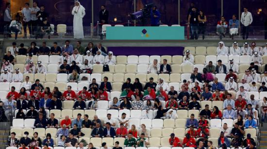 Aficionados observan el partido entre Portugal y Suiza, en el estadio de Lusail, el 6 de diciembre de 2022.