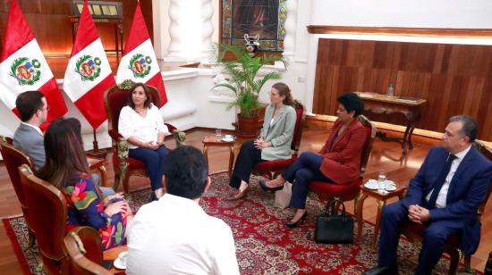 La nueva presidenta de Perú, Dina Boluarte, durante su reunión en el Palacio de Gobierno, en Lima, con varios grupos del Congreso, el 8 de diciembre de 2022,