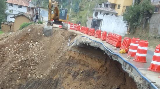 Un daño en las tuberías, durante los trabajos para rellenar un socavón, mantiene cerrada nuevamente la vía Cuenca-Molleturo-El Empalme, este 9 de diciembre de 2022.