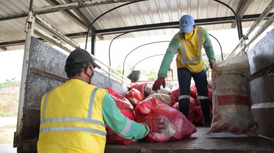 Recolección de material reciclable que se envía al centro de acopio en el relleno sanitario de Samborondón, donde se procesan los desechos.