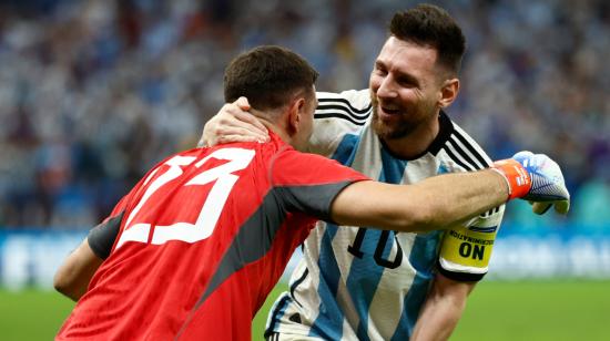 Emiliano Martínez y Lionel Messi celebran el paso de Argentina a las semifinales del Mudial Qatar 2022 luego de vencer en penales a Países Bajos, el 9 de diciembre.