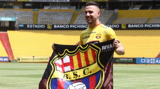 El jugador Jonatan Bauman con el uniforme y una bandera de Barcelona durante su presentación oficial en el Estadio Banco Pichincha, el 9 de diciembre de 2022.
