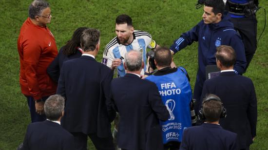 Después de la victoria de Argentina, Lionel Messi se acercó a reclamarle a Louis Van Gaal, el 9 de diciembre de 2022. 