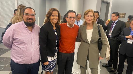 Roberto Izurieta (naranja) en un evento en Estados Unidos, el 23 de octubre de 2022.