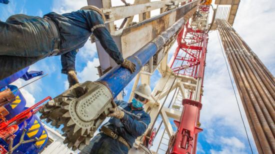 Imagen referencial de trabajadores del sector petrolero en Ecuador, en 2021. 