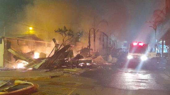 Imagen del incendio en locales de artículos navideños, ubicados en las calles Eloy Alfaro y 5 de Junio, centro de Babahoyo, el 12 de diciembre de 2022. 