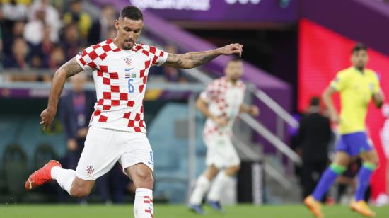 Dejan Lovren, de Croacia, patea el balón en un partido de los cuartos de final de Qatar 2022 entre Croacia y Brasil, el 9 de diciembre.
