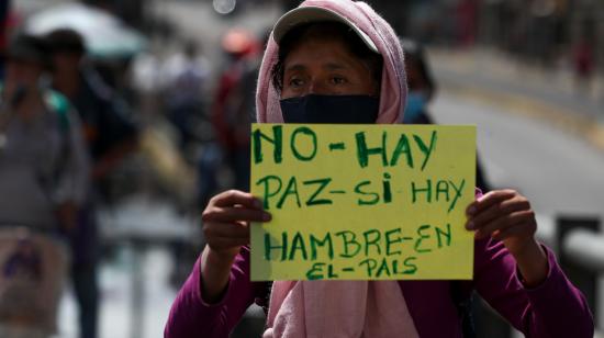 Una mujer sostiene un cartel durante las protestas registradas en Ecuador, el 25 de junio de 2022. 