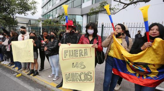 Ciudadanos respaldan el referendo del Gobierno, este 6 de diciembre de 2022, en los exteriores de la Asamblea Nacional.