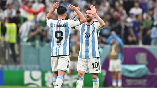 Lionel Messi y Julián Alvarez celebran el pase de Argentina a la final del Mundial de Qatar, el martes 13 de diciembre de 2022.