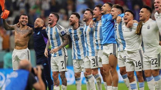 Los jugadores argentinos celebran tras la victoria ante Croacia en la semifinal del Mundial de Qatar, el 13 de diciembre de 2022.