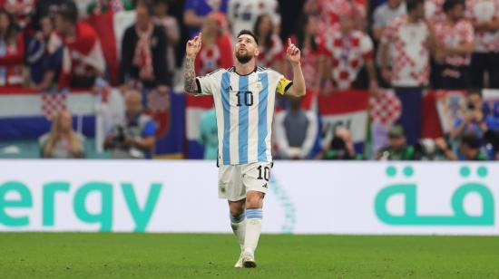 Lionel Messi de Argentina celebra el 1-0 convertido de penal, durante la semifinal ante Croacia el 13 de diciembre de 2022.