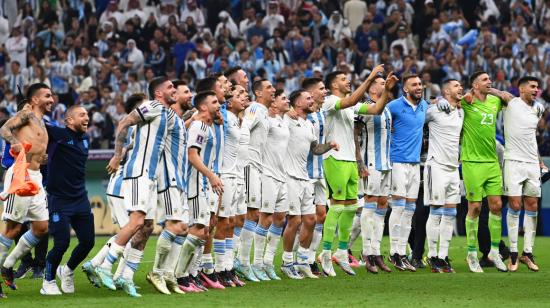 Los futbolistas argentinos festejan el triunfo ante Croacia, el 13 de diciembre de 2022.